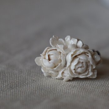 オフホワイトの花の指輪　　　　「Mold 　モルド」の画像