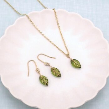 《５色から選べる》葉っぱビーズネックレス＆ピアス／イヤリングセットの画像