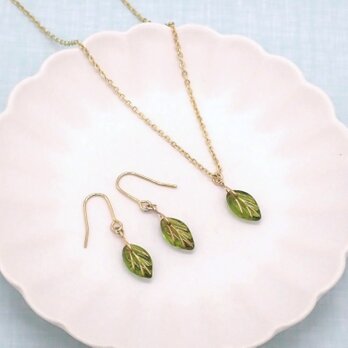 《５色から選べる》葉っぱビーズネックレス＆ピアス／イヤリングセット