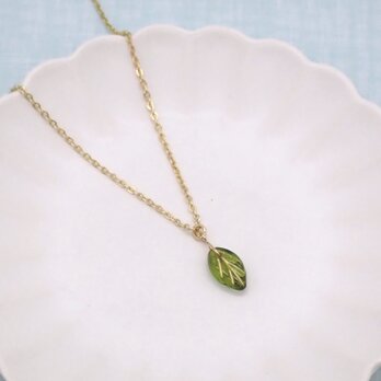 《５色から選べる》葉っぱビーズネックレス