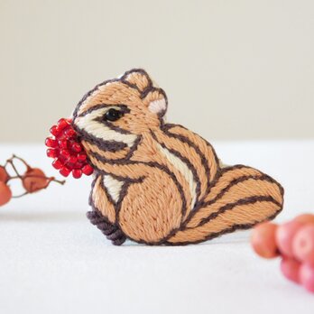 秋の森　リスと赤い実　刺繍ブローチ【受注製作】の画像