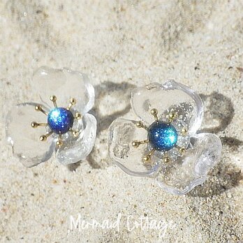 深海ブルー☆ドイツ製ガラスのクリアなお花ピアス　チタンの画像