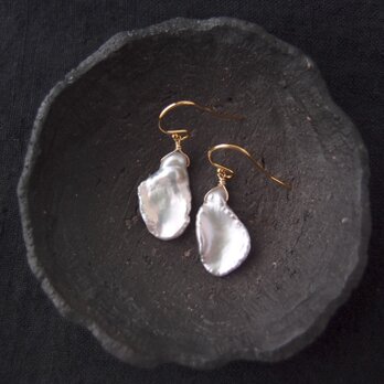 【K14gf】Petal Pearl Earrings／花びらパール フックピアス（Gray）の画像