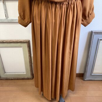 大人可愛い❤️サテン素材のギャザーロングスカート　テラコッタオレンジ（サイズフリー L〜L L）の画像