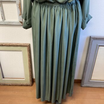 大人可愛い❤️サテン素材のギャザーロングスカート　モスグリーン（サイズフリー L〜L L）の画像