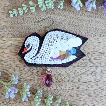 swan(白鳥)のピアス　左耳用の画像
