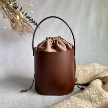 上質イタリアンレザーのバケットバッグ　ダークブラウン　◆リバーシブル巾着袋付きの画像