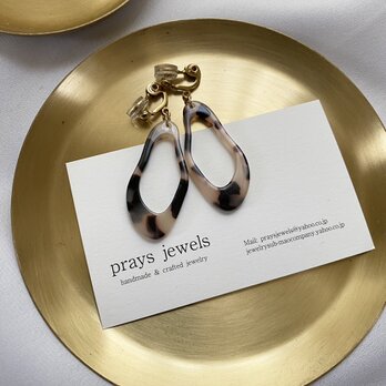 ソフトタッチ痛みなくしっかりとホールドのイヤリング！べっ甲風メルティアイボリー大ぶりフープ