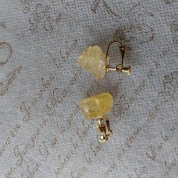 ラフロックイエロー黄水晶のイヤリングの画像