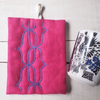 アイヌ刺繍の鍋つか　鮮やかピンクに糸は青紫の画像