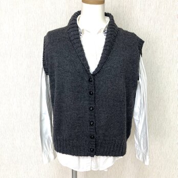 メリノウール100％毛糸で編んだヘチマ襟の前開きベストーーー濃いグレーの画像