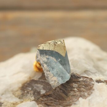 "漆塗り"アクアマリンの原石ブローチ Raw Aquamarine Brooch Urushi-nuriの画像