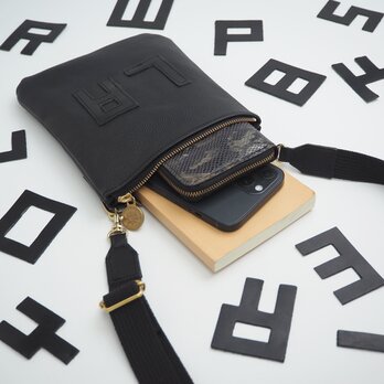 《イニシャルオーダー》ファスナー ミニ ポシェット （ブラック）本革 スマホ ショルダー バッグ アルファベットの画像