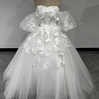 美品！オフホワイト ウエディングドレス ベアトップ 3D立体レース刺繍 花モチーフ 結婚式/披露宴の画像