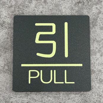 【送料無料】PULL 引サインプレート正方形 GOLDカラー ドアサイン プル 引き扉 玄関 ドアプレート 看板 表札 表示板の画像
