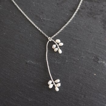 白い小花のバランスネックレス　 sterling silverの画像