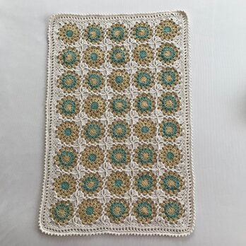 コットン100%糸　かぎ針編みのマルチカバー　マルチマット　ミニブランケットの画像