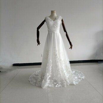 輝きな光彩を放つ ウエディングドレス ソフトチュール ビスチェ3D立体レース刺繍 華やかなトレーン/結婚式/披露宴の画像