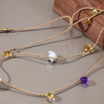 南洋真珠と天然石と絹のネックレスの画像