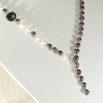 本真珠（淡水パール）と貝パーツ、ラブラドライトのYネックレス（セミバロック、マザーオブパール、南洋、黒蝶、薔薇）の画像