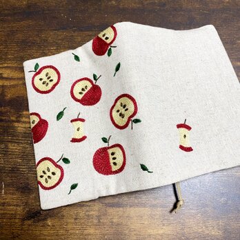 手刺繍ブックカバー ＊りんごの画像