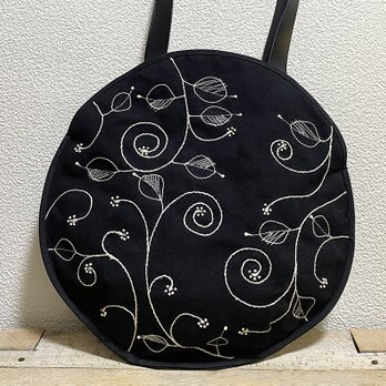 白糸ボタニカル刺繍の丸いかばんの画像