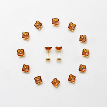 ヴィンテージガラスとパール｜小さな花のピアス／ノンホールピアス［クリアアンバー］　pag046