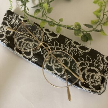 ハンドメイド黒薔薇刺繍メガネケーススリムタイプ花刺繍柄の画像
