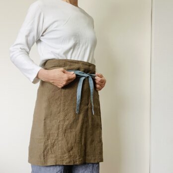 肌馴染みの良いふっくらととろむ厚みのカフェエプロン　腰紐バイカラー　ベルギーリネン２５番手　モカ×腰紐サックス