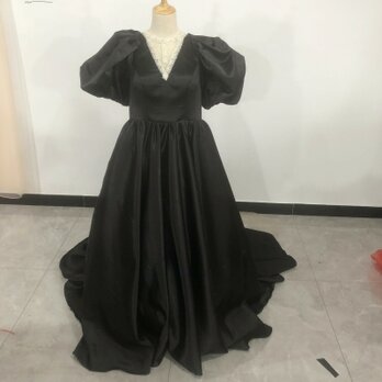 雅やか 黒 カラードレス Vネック 姫袖 美しいバックレース 華やかなトレーン/結婚式/披露宴の画像