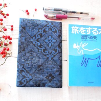 ■青と黒い大島紬（裏くすんだピーコックグリーン）のブックカバーの画像