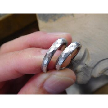 プラチナ999 プラチナ1000 結婚指輪【鍛造】槌目 甲丸リング 3mm 薄い艶消し 淡いマット加工の画像