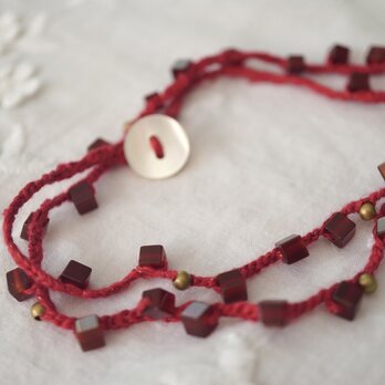 ガーネット刺繍糸のネックレスの画像