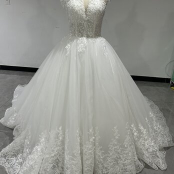 憧れのドレス ウエディングドレス ラウンドネック オフホワイト キラキラチュール プリンセスライン 花嫁 披露宴/結婚式の画像