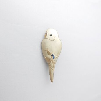 セキセイインコ(全銀)見返り羽根螺鈿 漆ブローチ