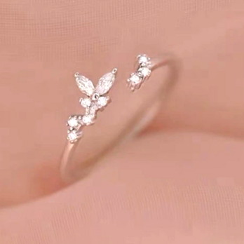 ビジューリング　バタフライ　蝶々　クリスマス　誕生日　記念日　母の日　プレゼント　ギフト　贈り物　リング　指輪　ラインストーンの画像