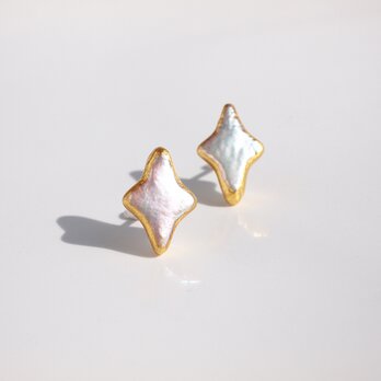 絵文字のキラキラ　金箔パール[ピアス]－KiraKira－　四芒星の淡水パール　一粒スタッドピアスの画像