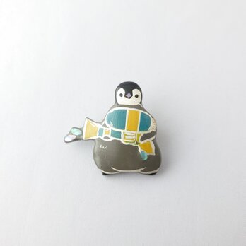 水遊び 皇帝ペンギンひな 漆ブローチの画像