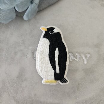 ジェンツーペンギン刺繍ブローチの画像