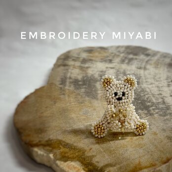 小さな花束を持った小さなテディベアのブビーズ刺繍ローチ　(リュネビル刺繍)　の画像
