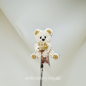 小さな花束を持った小さなテディベアのブビーズ刺繍ローチ　(リュネビル刺繍)　の画像