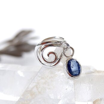 ～鮮やかブルーの天然石～　カイヤナイトの唐草イヤーカフ　左耳用　の画像