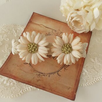 〈染め花〉デイジーのイヤリング(アンティークホワイト)の画像