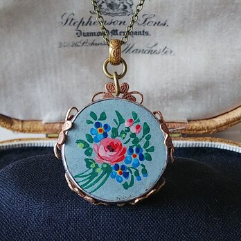 アンティーク　薔薇と勿忘草　青磁色･手書きボタン（25㎜）クラシカルネックレスの画像