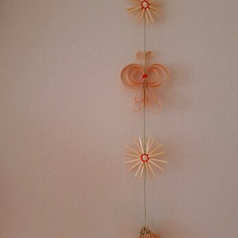 麦わらと薄板細工のガーランド　　花とちょうの画像