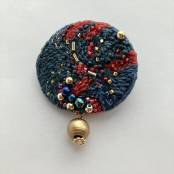 "秋のスモーキーred &blue " 刺繍丸型ブローチの画像