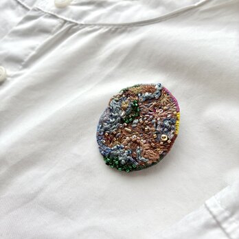 "coming autumn" 実はカラフルなオーバル刺繍ブローチの画像
