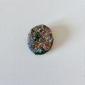 "coming autumn" 実はカラフルなオーバル刺繍ブローチ