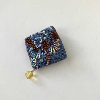 "blue amulet " 刺繍スクエアブローチの画像