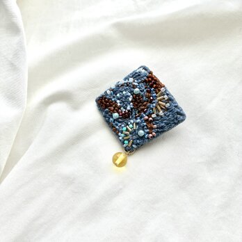 "blue amulet " 刺繍スクエアブローチの画像